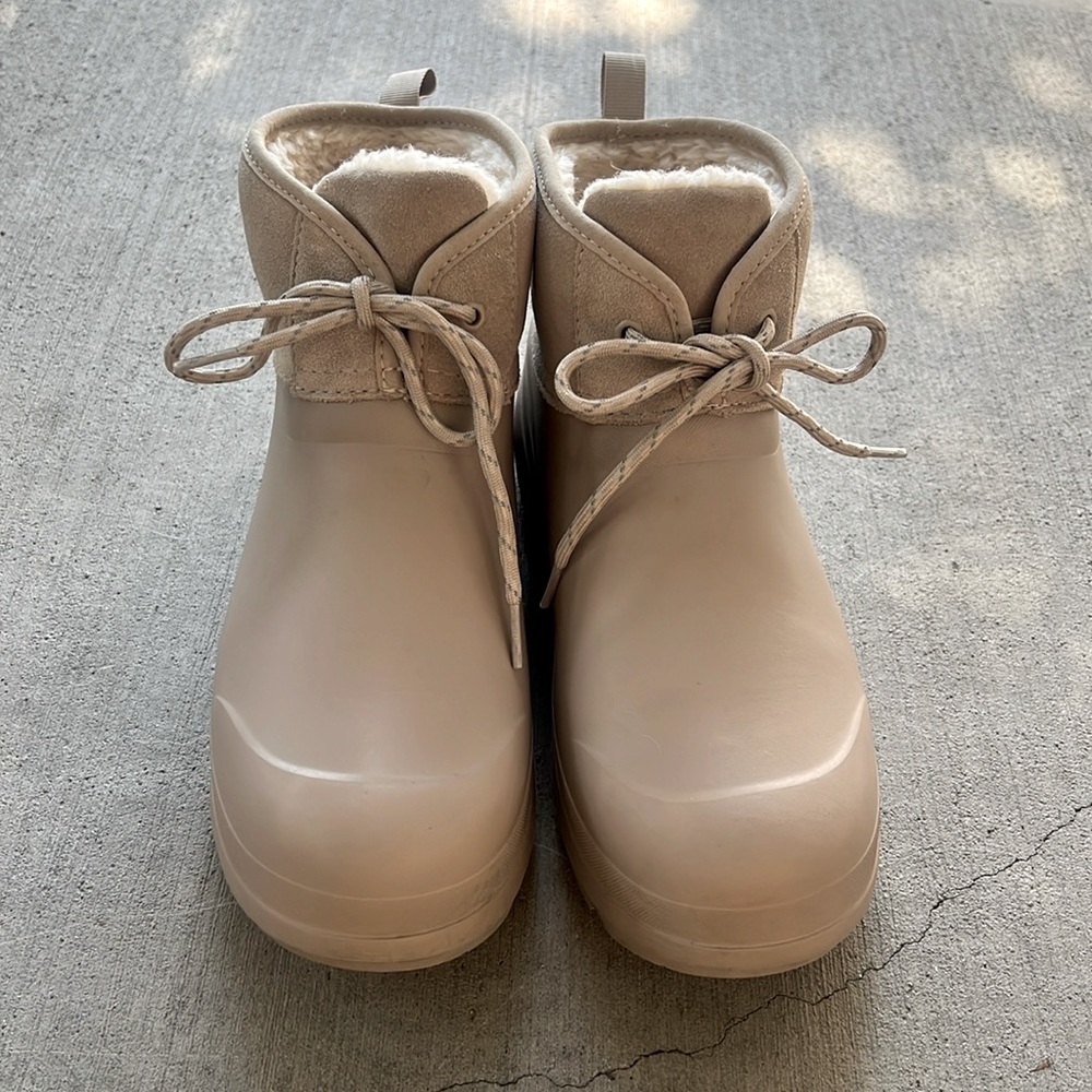Women’s UGG rain boots